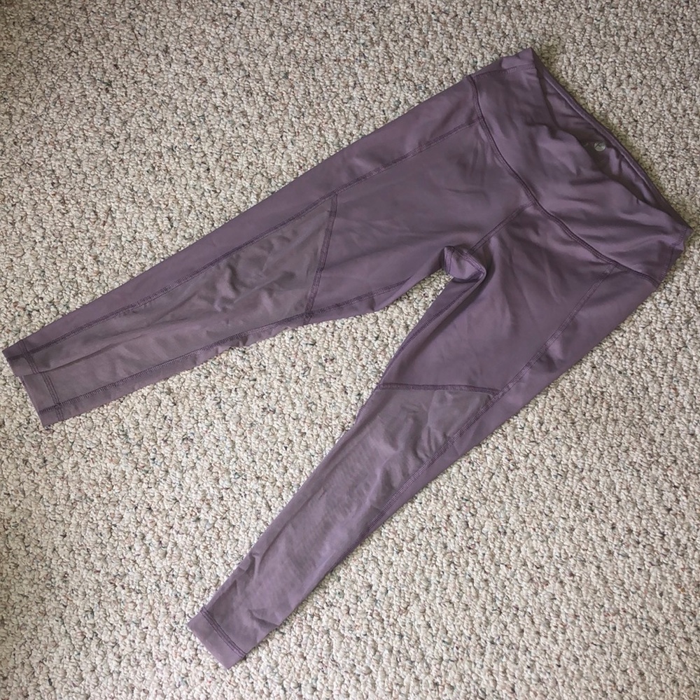 Lilac leggings, perfect for exercising. It has mesh from the knee to the ankle.